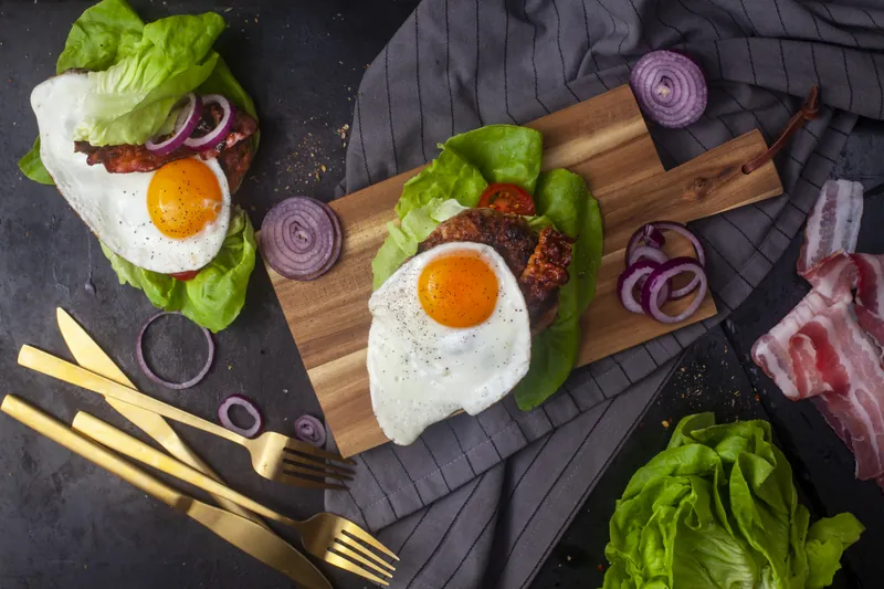 15 min Keto burger med spejlæg og bacon - Ketoliv