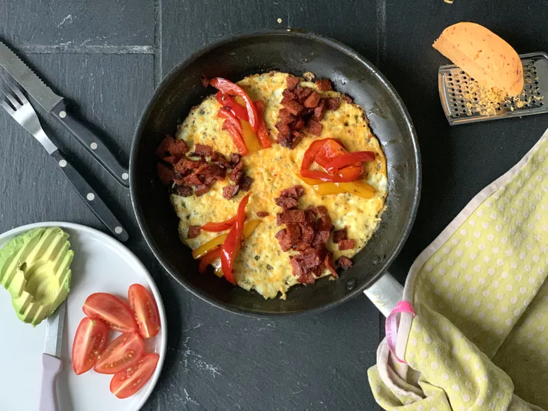 Æggekage med hytteost, salami og cheddar - Ketoliv