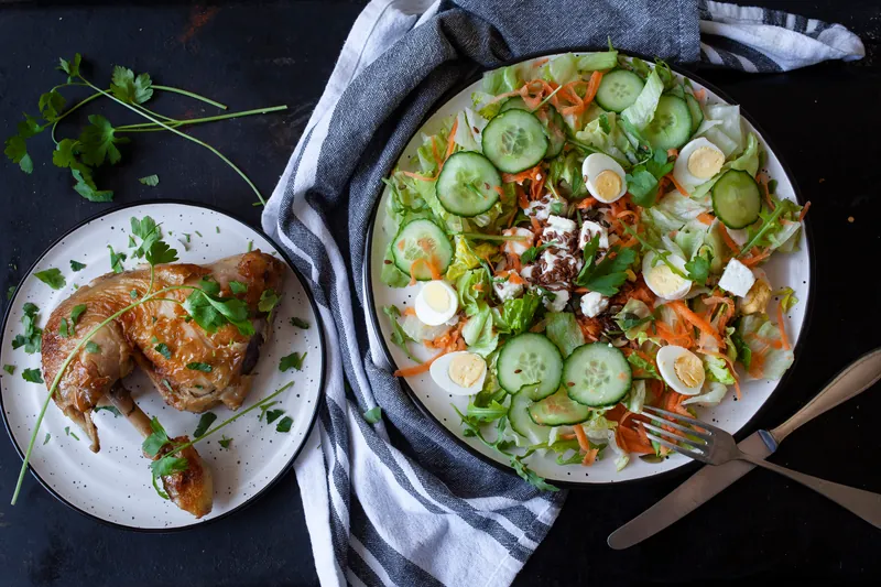 Andelår med fetasalat toppet med tranebær og hampefrø - Ketoliv