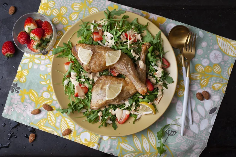 Andelår på rucolasalat med jordbær - Ketoliv