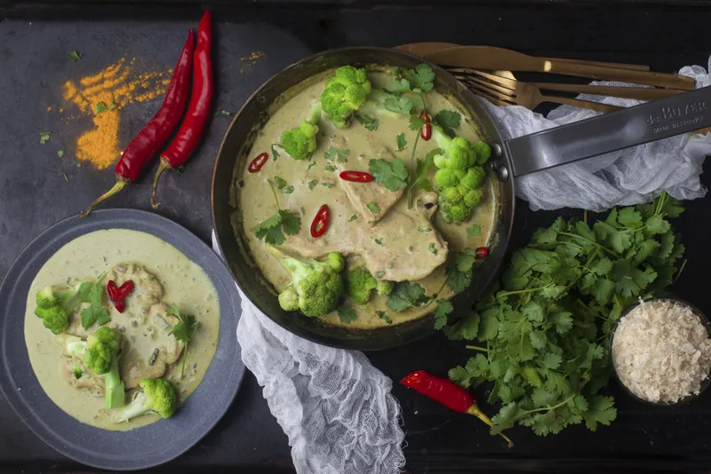 Antiinflammatorisk fiskeret med kokosmælk og broccoli - Ketoliv