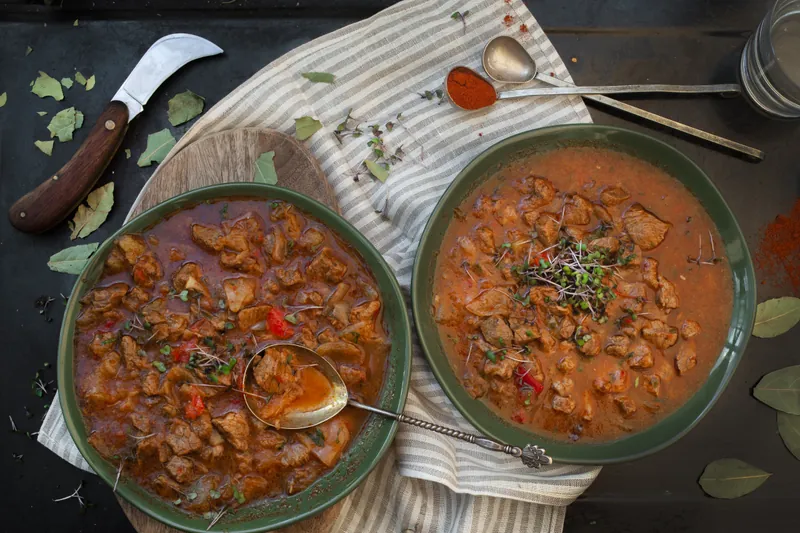 Autentisk ungarsk gullash med broccoliris - Ketoliv