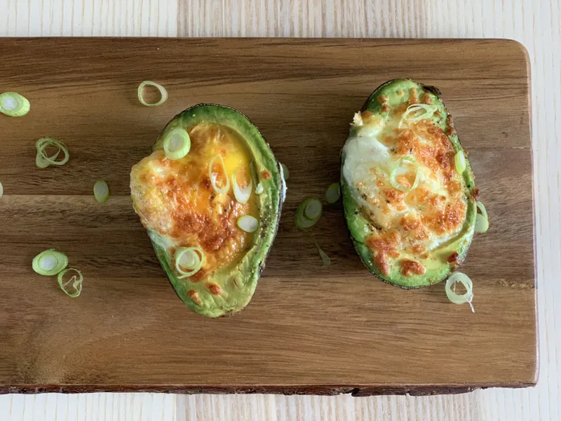 Avocado båd med æg og ost - Ketoliv