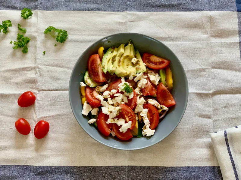Avocado græsk salat med dressing - Ketoliv