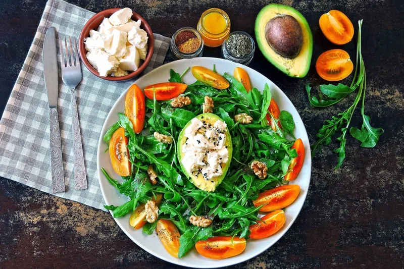 Avocadobåd med feta på bund af salat tilsat valnødder - Ketoliv