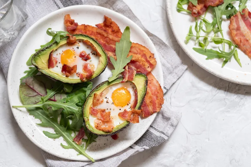 Avocadobåde med æg og bacon - Ketoliv
