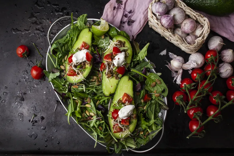 Avocadobåde med tacokød på grøn salatbund - Ketoliv