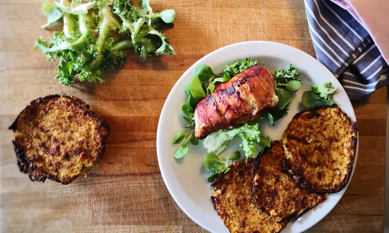Baconindpakket kyllingbryst med flødeost og blomkålsrösti - Ketoliv