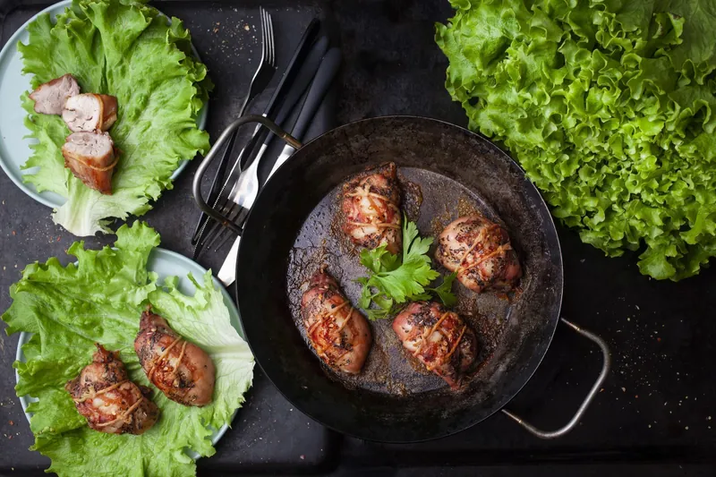 Baconindpakket kyllingefilet med bønnesalat - Ketoliv