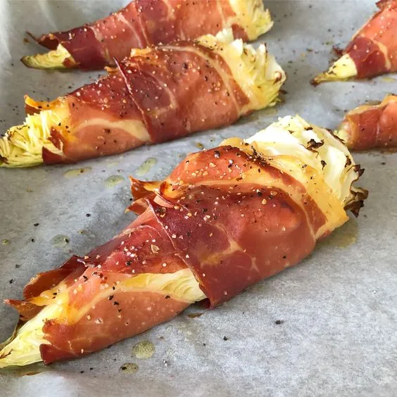 Bagt spidskål med serranoskinke - Ketoliv