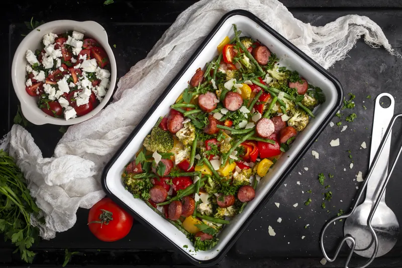 Bagte grøntsager med pølse, samt tomatsalat med feta - Ketoliv