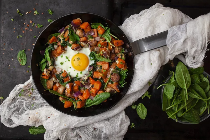 Biksemad af sødekartofler, pølser og æg - Ketoliv