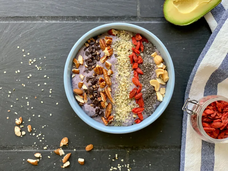 Blåbær avocado smoothie bowel - Ketoliv