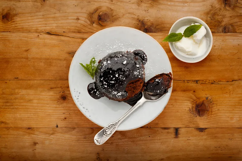 Blødende chokoladekage med peanutbutter - Ketoliv