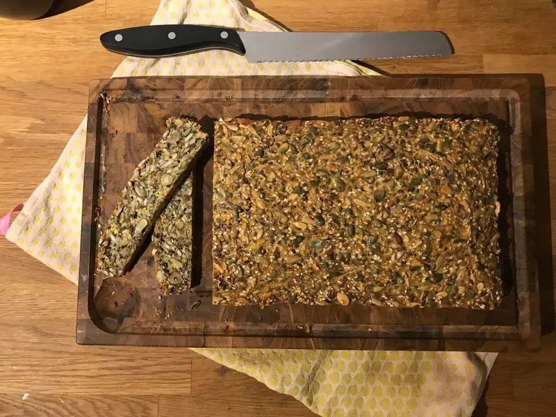 Blødkogte æg og stenalderbrød med pålæg - Ketoliv