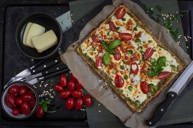 Blomkålspizza med pesto KETO - Ketoliv