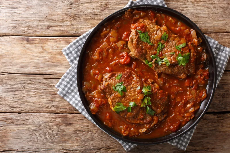 Bøf i krydret tomatsauce med stegte grøntsager i smørsovs - Ketoliv