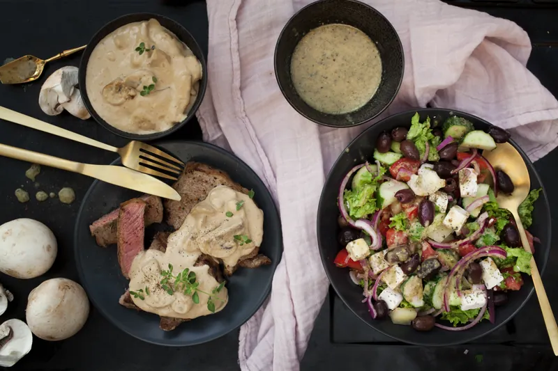 Bøf med champignonsovs og græsk salat - Ketoliv