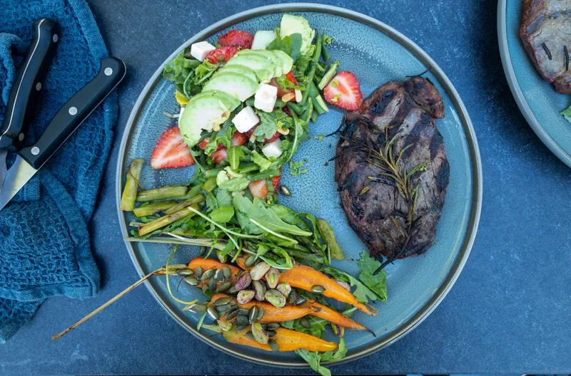 Bøf med jordbær salat og gulerødder i pistacienødder - Ketoliv