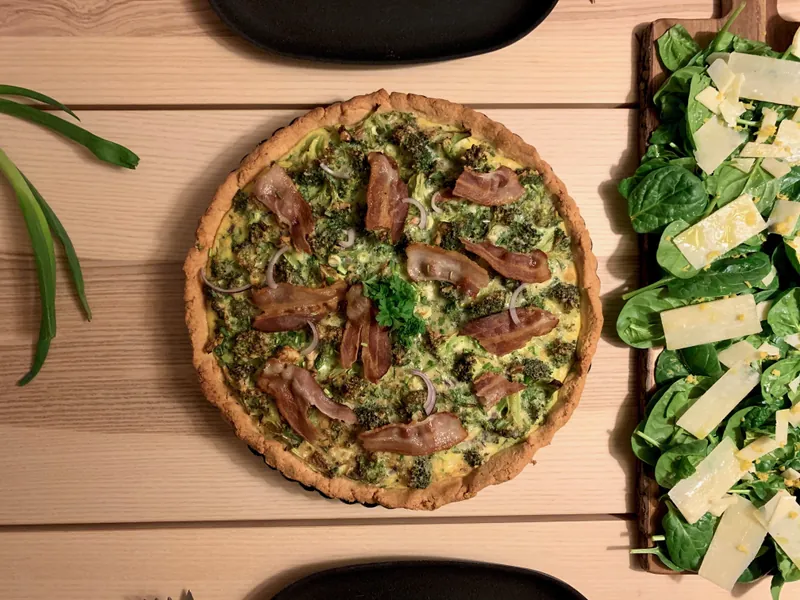 Broccoli bacon tærte med spinatsalat og citronskal - Ketoliv