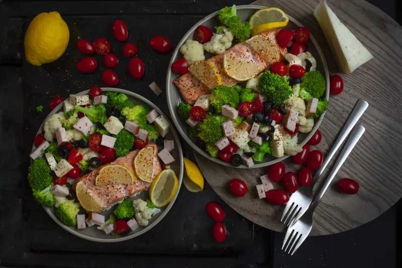 Broccoli blomkåls salat med skinke, mozzarella og parmesan - Ketoliv