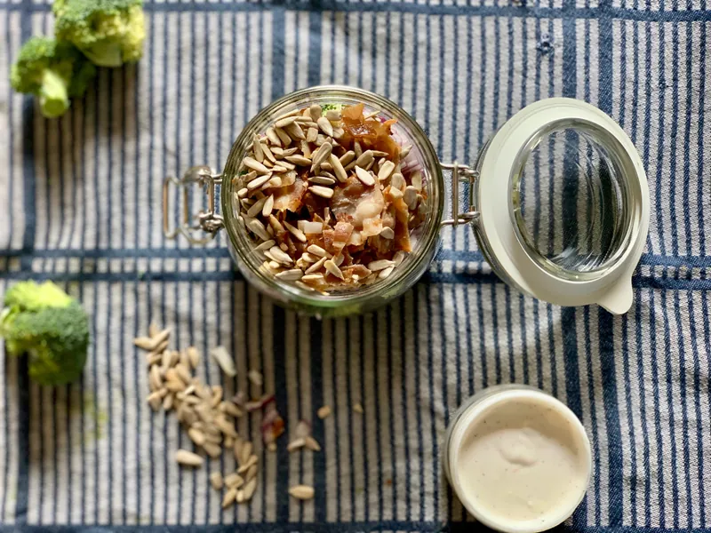 Broccolisalat med bacon - i bøtte - Ketoliv
