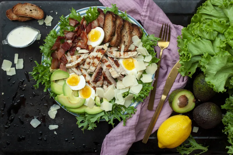 Cæsarsalat med 90 sekunders Ketobrød - Ketoliv