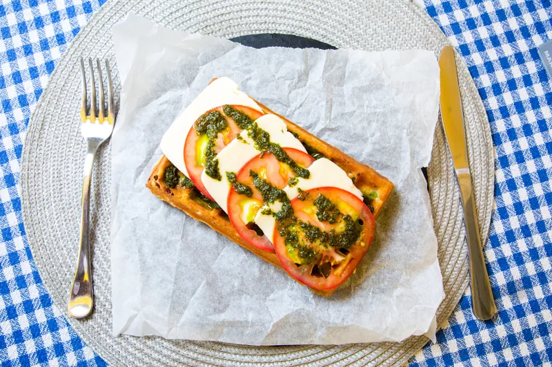 Chaffel med tomat, skiveost og pesto - Ketoliv