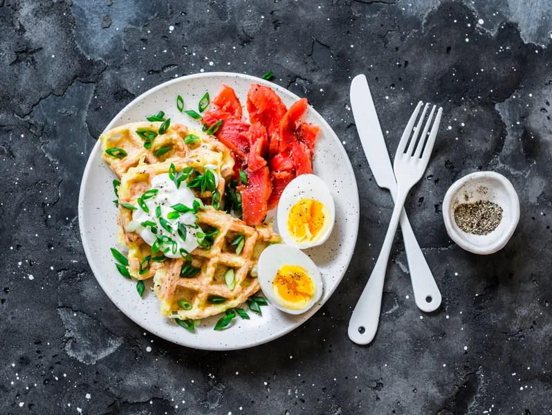Chaffles med røget ørrede og et smilende æg - Ketoliv