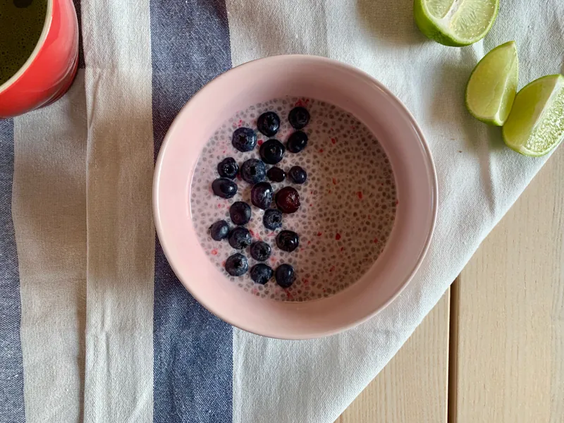 Chiagrød med hindbær og blåbær - Ketoliv