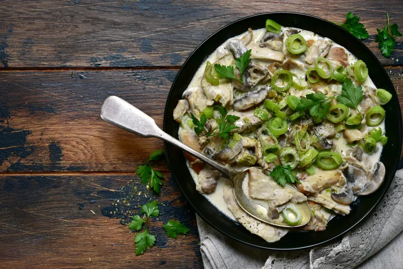 Cremet champignon og hvidløgssauce med kylling og blomkålsris - Ketoliv