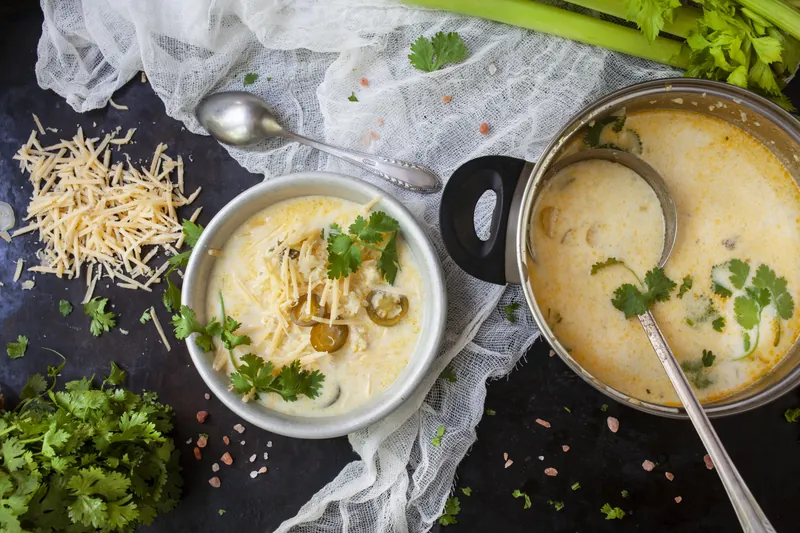 Cremet hønsekødssuppe med blomkålsris - Ketoliv