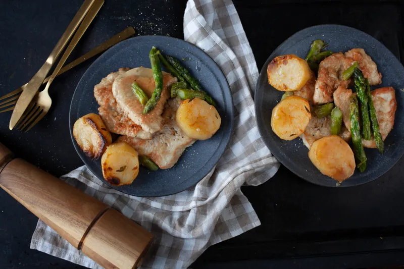 Cremet kylling med ovnbagt knoldselleri og asparges - Ketoliv