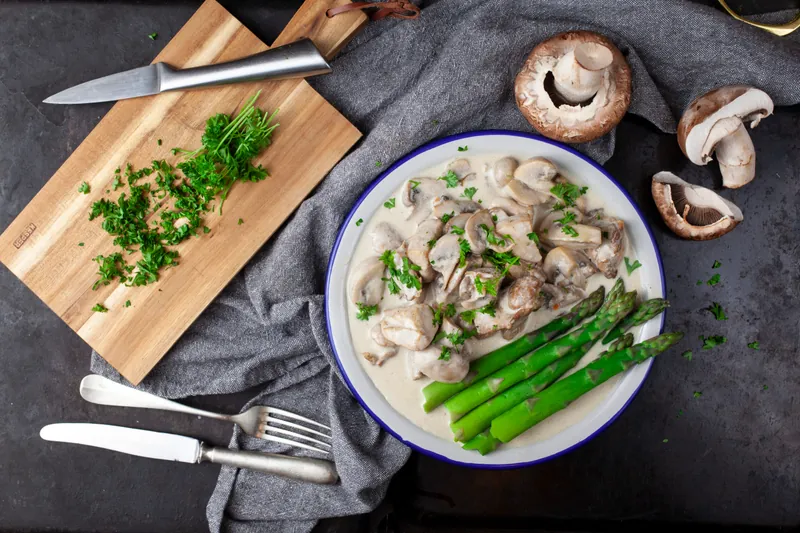 Cremet kyllingeret i svampesauce og med grønne asparges til - Ketoliv