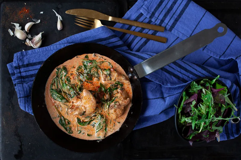 Cremet spinatkylling med paprika og kogt broccoli - Ketoliv