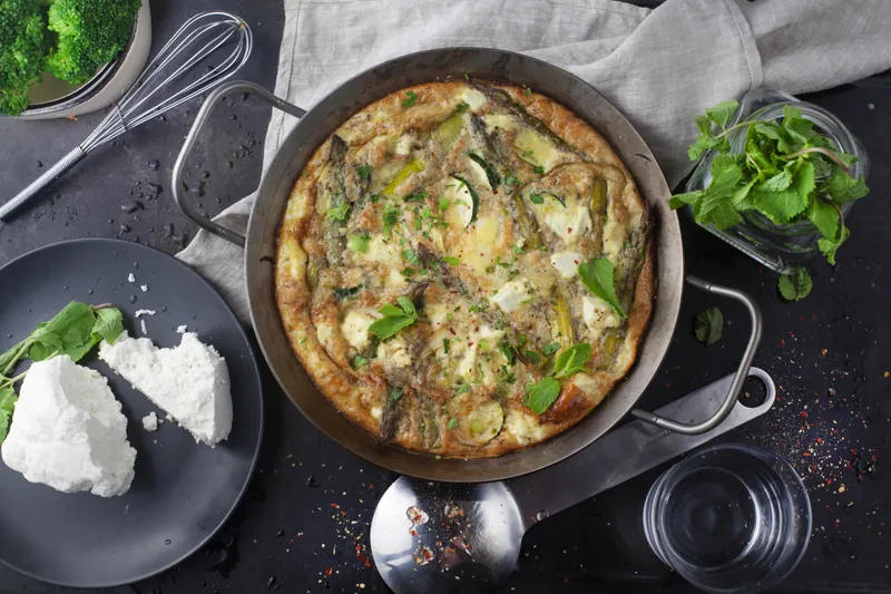 Efterårs omelet med feta, asparges og mynte