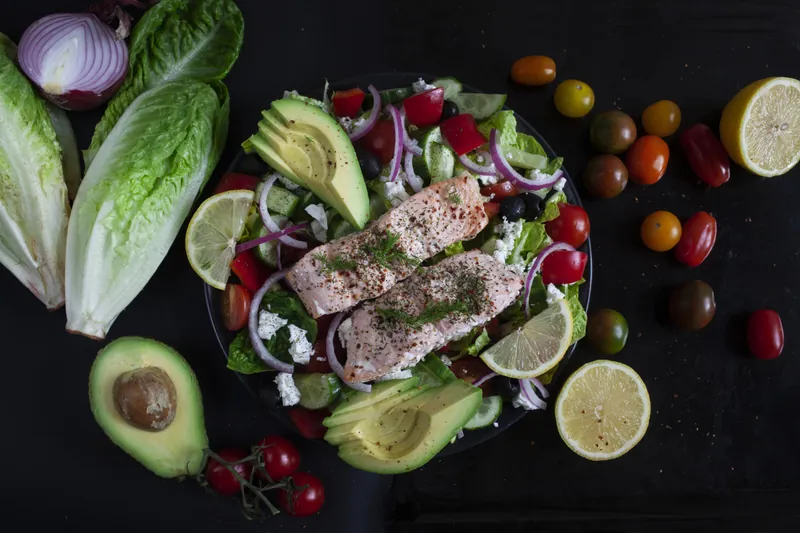En lækker græsk lakse salat - Ketoliv