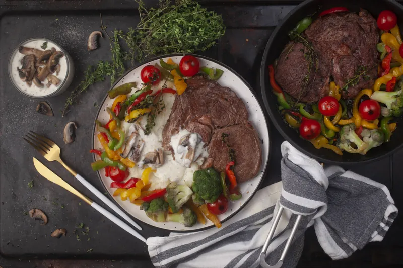 Entrecote med svampesovs og blomkålsmos - Ketoliv