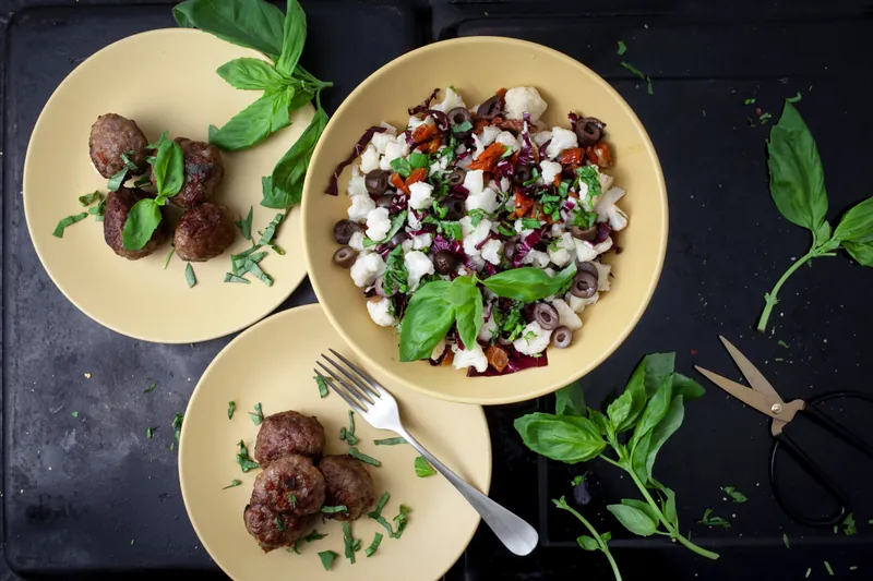 Fantasifuld blomkålssalat med krydrede kyllingekødboller - Ketoliv