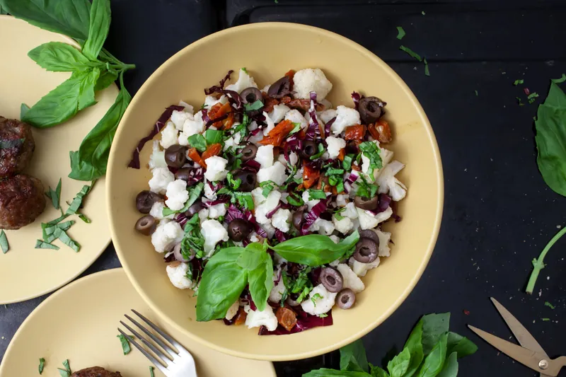 Fantasifuld blomkålssalat med soltørrede tomater - Ketoliv