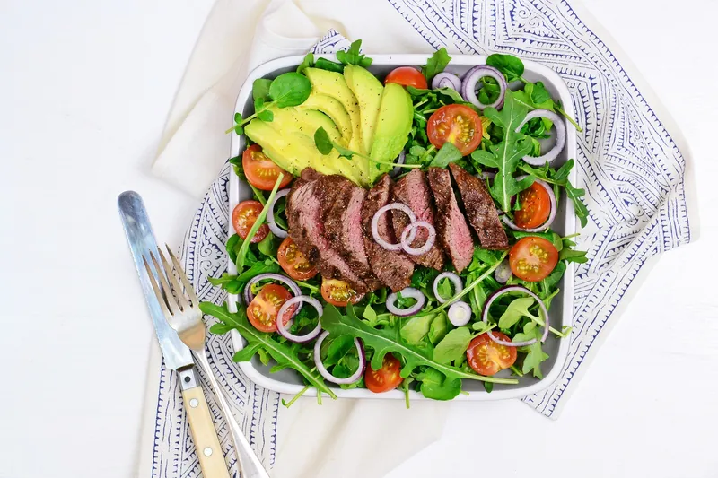 Flankesteak med avocadosalat og asparges - Ketoliv