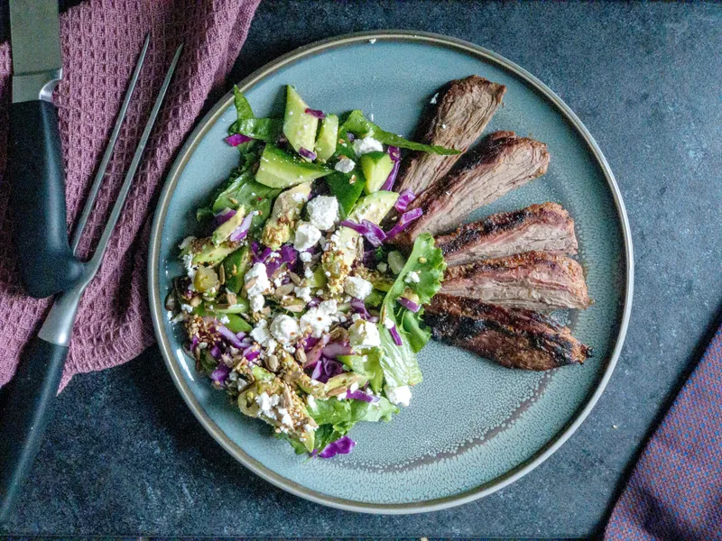 Flankesteak med sprød kernesalat - Ketoliv