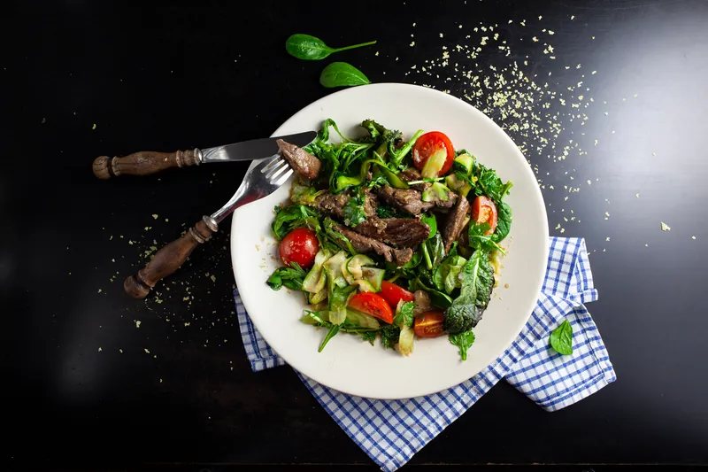 Flankesteak på bund af saltet squashsalat - Ketoliv