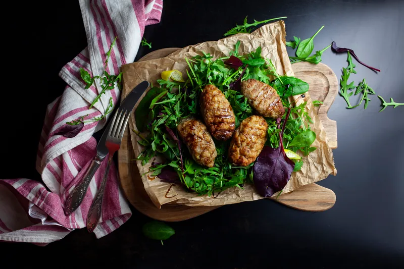Frikadeller med falsk kartoffelsalat af blomkål - Ketoliv