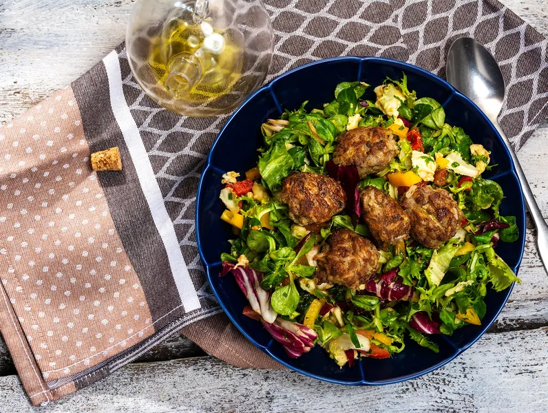 Frikadeller med frisk kernesalat - Ketoliv