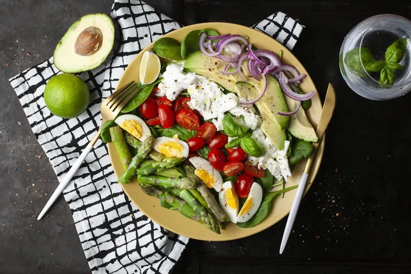 Frisk asparges salat med mozzarellastykker - Ketoliv