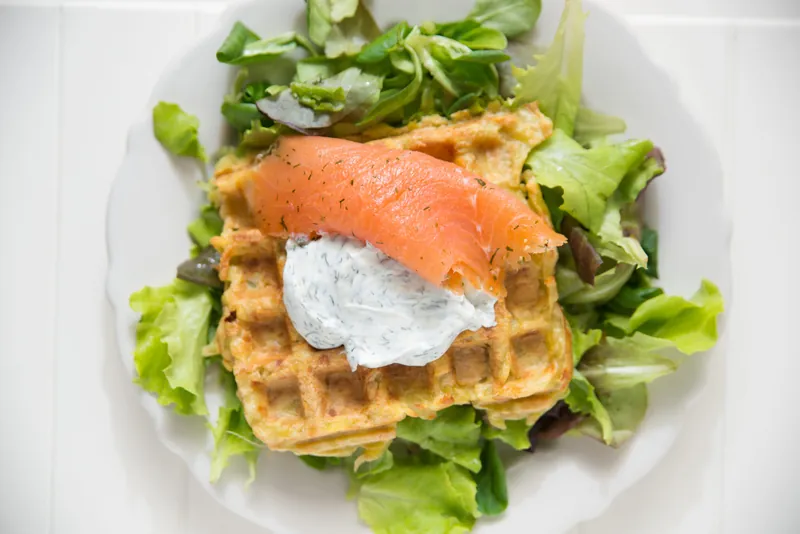 Frokost chaffles med gravad laks og dild dressing på salatbund - Ketoliv