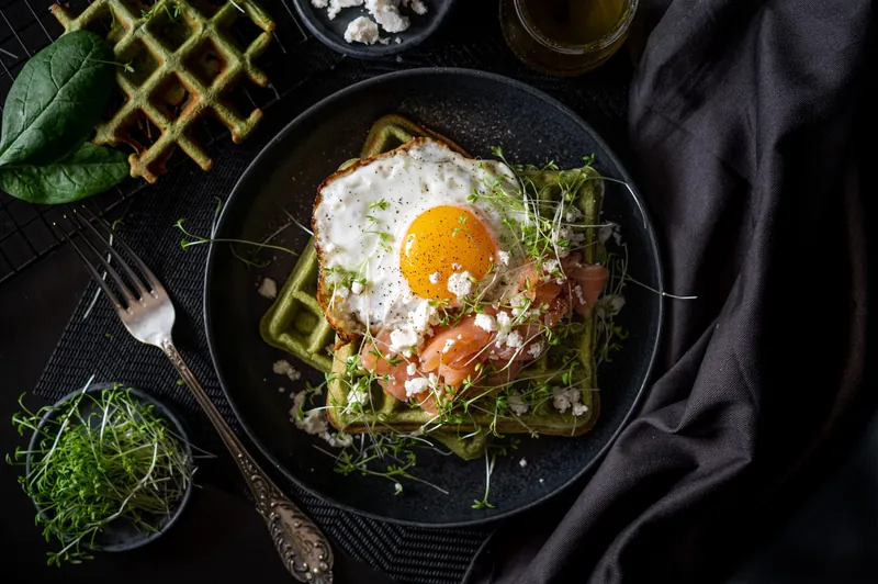 Frokost chaffles med spejlæg, gravad laks og feta - Ketoliv