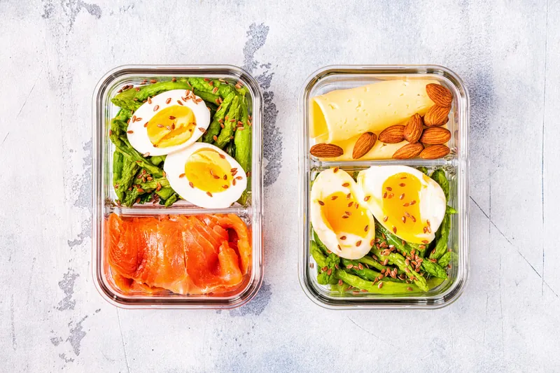 Frokost madpakke af asparges, æg og gravad laks - Ketoliv