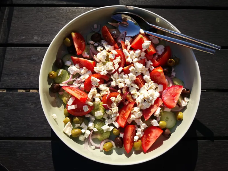 Græsk salat og koteletter i hvidløgssmør - Ketoliv